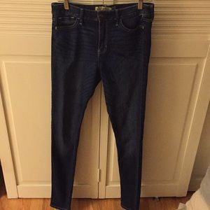 HOLLISTER DARK WASH HIGH RISE SKINNY JEANS